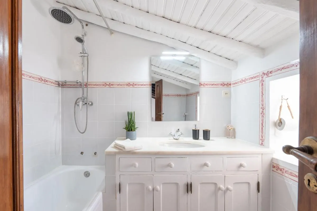 Casa Carina Espiche Bed & Breakfast 0*,  Portugal